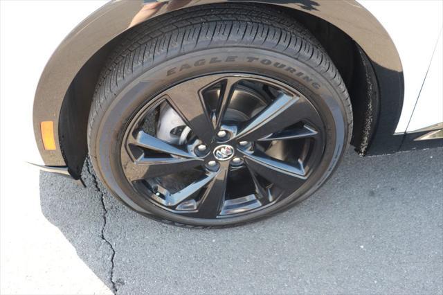 Photo of 2023 White Frost Tricoat Buick Envision