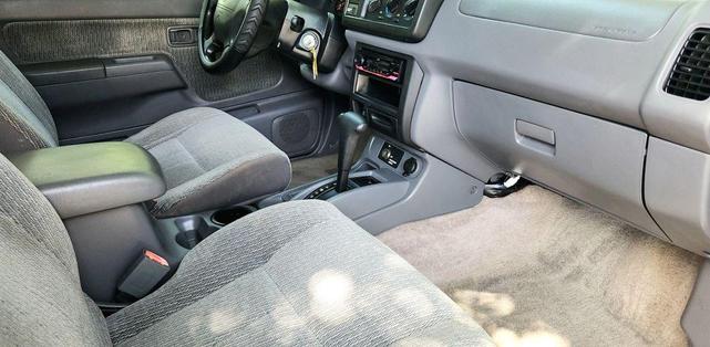 Photo of 2000 Red Nissan Frontier
