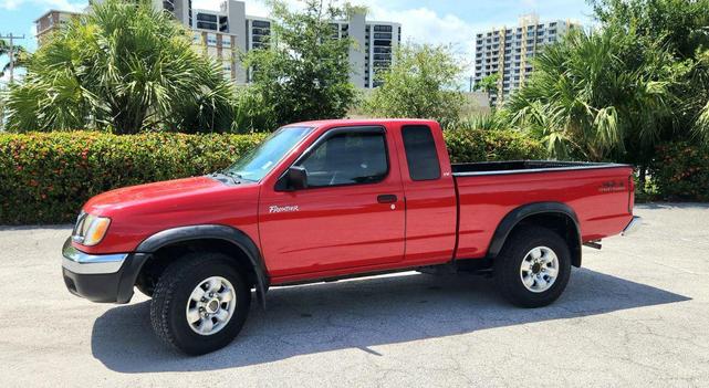 Photo of 2000 Red Nissan Frontier