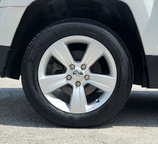 Photo of 2014 Bright White Clearcoat Jeep Patriot