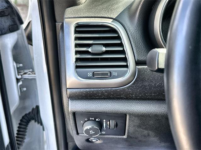 Photo of 2018 Bright White Clearcoat Jeep Grand Cherokee