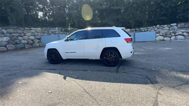 Photo of 2018 Bright White Clearcoat Jeep Grand Cherokee