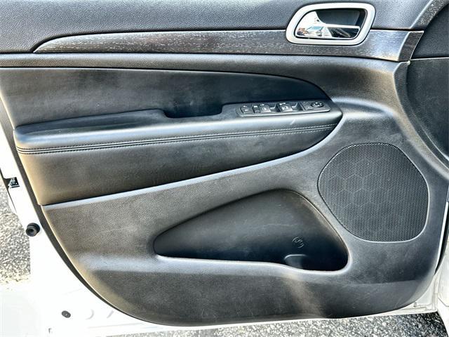 Photo of 2018 Bright White Clearcoat Jeep Grand Cherokee