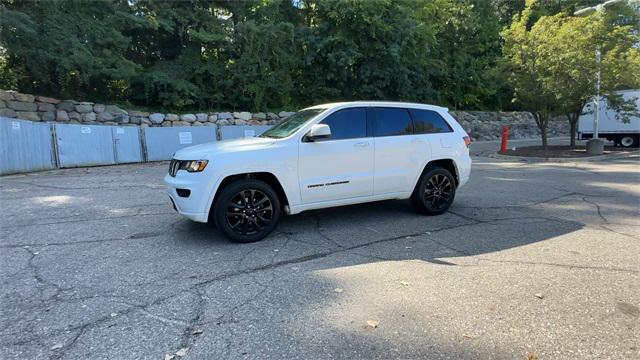 Photo of 2018 Bright White Clearcoat Jeep Grand Cherokee