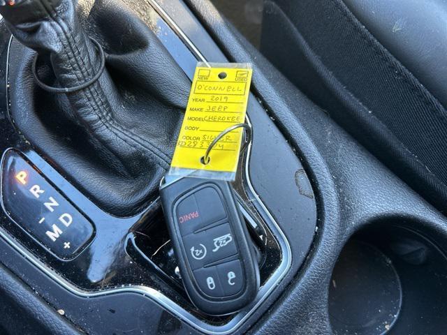 Photo of 2019 Granite Crystal Metallic Clearcoat Jeep Cherokee