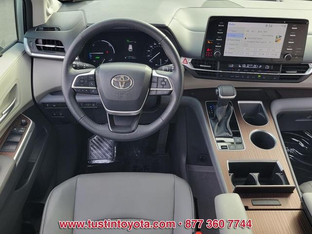 Photo of 2022 Celestial Silver Metallic Toyota Sienna