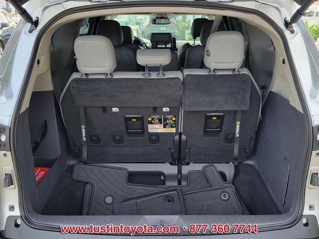 Photo of 2022 Celestial Silver Metallic Toyota Sienna