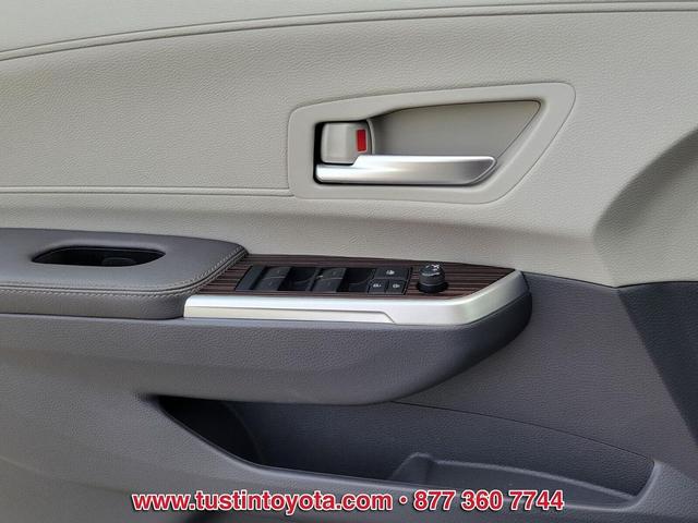Photo of 2022 Celestial Silver Metallic Toyota Sienna