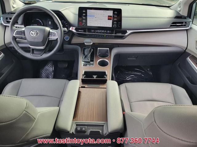 Photo of 2022 Celestial Silver Metallic Toyota Sienna