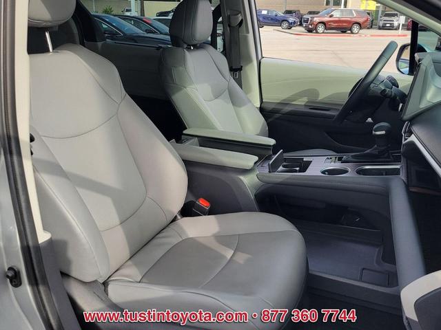 Photo of 2022 Celestial Silver Metallic Toyota Sienna