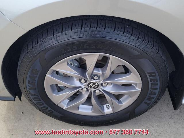 Photo of 2022 Celestial Silver Metallic Toyota Sienna