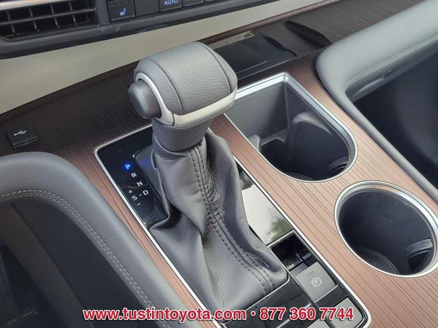 Photo of 2022 Celestial Silver Metallic Toyota Sienna