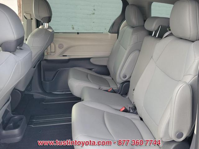 Photo of 2022 Celestial Silver Metallic Toyota Sienna