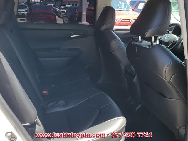 Photo of 2023 Blizzard Pearl Toyota Highlander