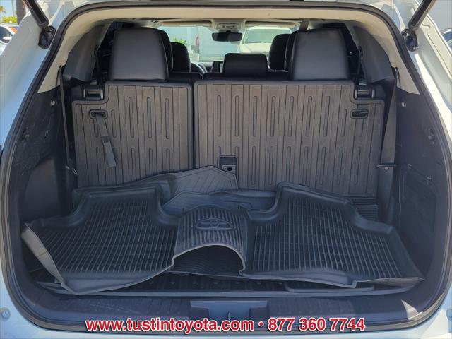 Photo of 2023 Blizzard Pearl Toyota Highlander