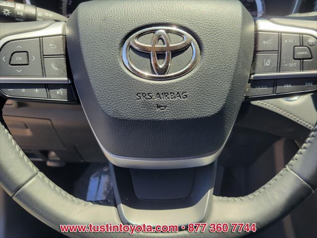 Photo of 2023 Blizzard Pearl Toyota Highlander