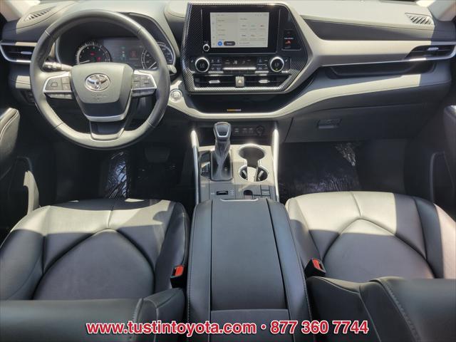 Photo of 2023 Blizzard Pearl Toyota Highlander