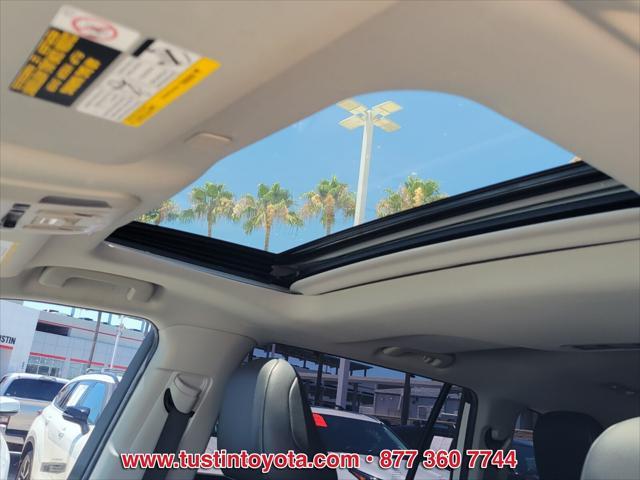 Photo of 2023 Blizzard Pearl Toyota Highlander