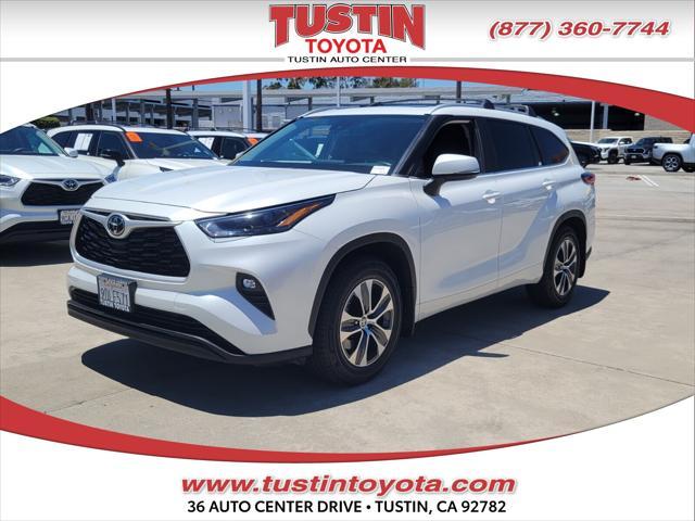 Photo of 2023 Blizzard Pearl Toyota Highlander