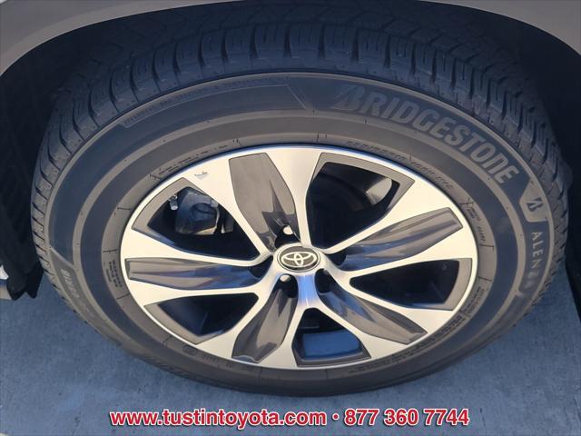 Photo of 2023 Blizzard Pearl Toyota Highlander