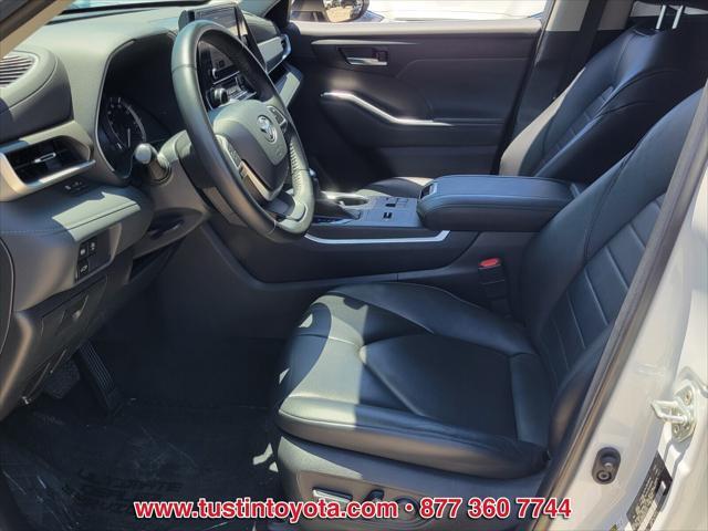 Photo of 2023 Blizzard Pearl Toyota Highlander