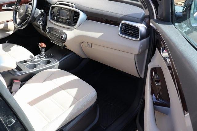 Photo of 2016 Ebony Black Kia Sorento