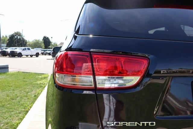 Photo of 2016 Ebony Black Kia Sorento