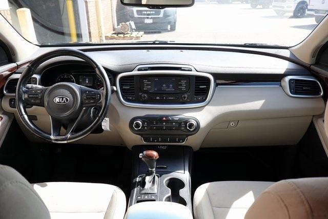 Photo of 2016 Ebony Black Kia Sorento
