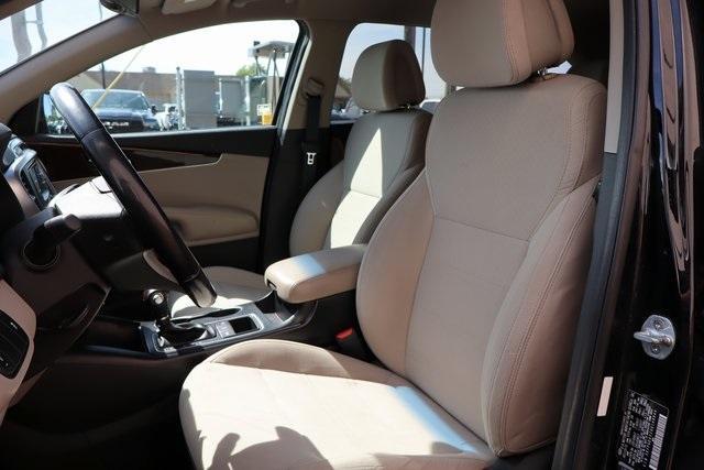 Photo of 2016 Ebony Black Kia Sorento