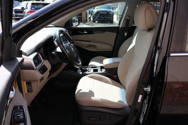Photo of 2016 Ebony Black Kia Sorento