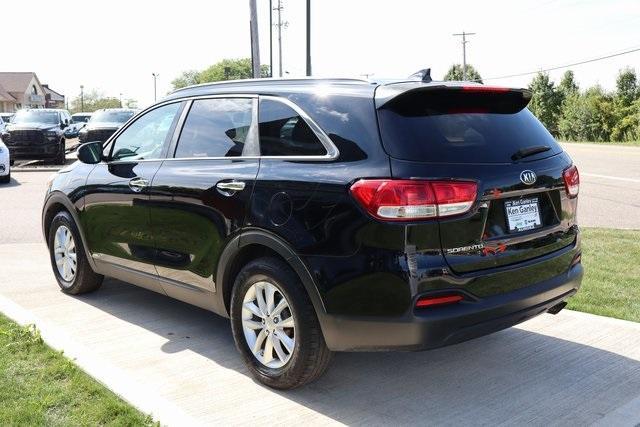 Photo of 2016 Ebony Black Kia Sorento