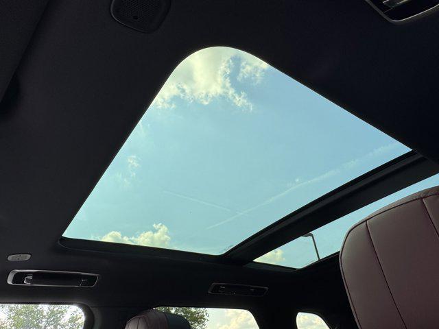 Photo of 2025 Ostuni Pearl White Premium Metallic Land Rover Range Rover Sport