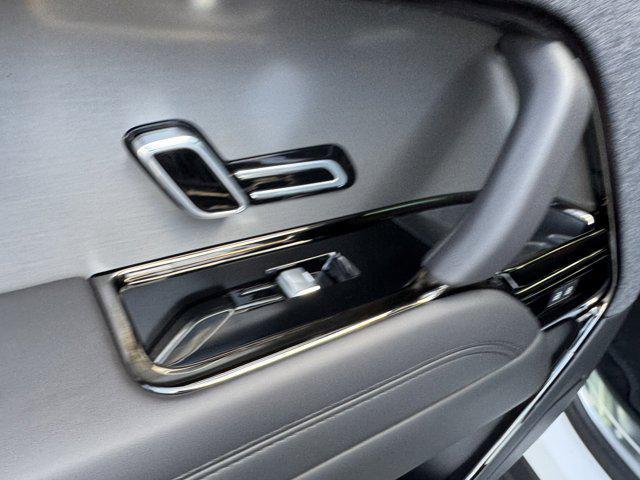 Photo of 2025 Ostuni Pearl White Premium Metallic Land Rover Range Rover Sport