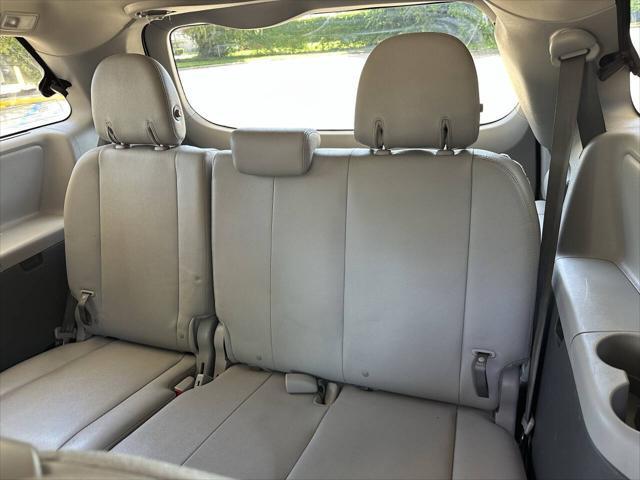 Photo of 2015 Predawn Gray Mica Toyota Sienna