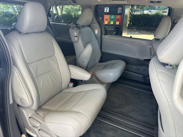 Photo of 2015 Predawn Gray Mica Toyota Sienna
