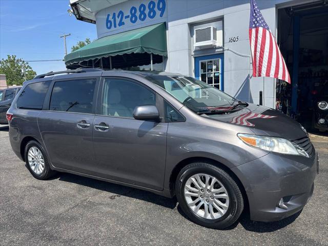 Photo of 2015 Predawn Gray Mica Toyota Sienna