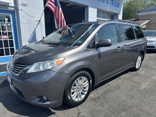 Photo of 2015 Predawn Gray Mica Toyota Sienna