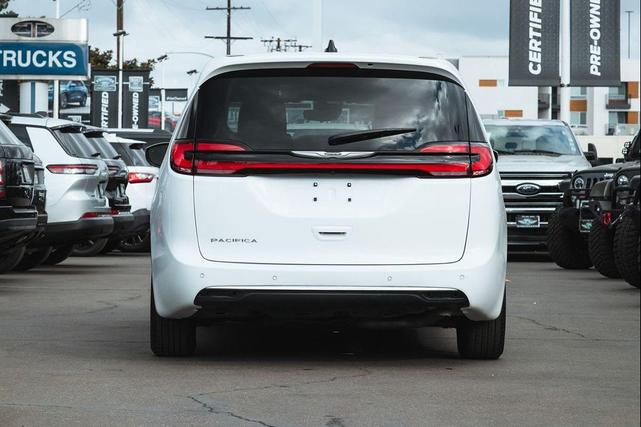 Photo of 2023 Bright White Clearcoat Chrysler Pacifica