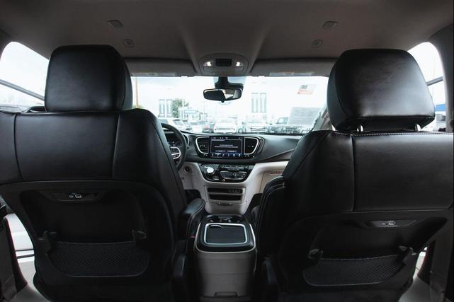 Photo of 2023 Bright White Clearcoat Chrysler Pacifica