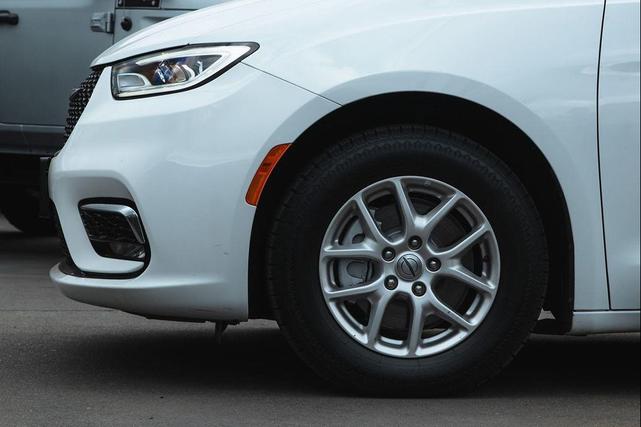 Photo of 2023 Bright White Clearcoat Chrysler Pacifica