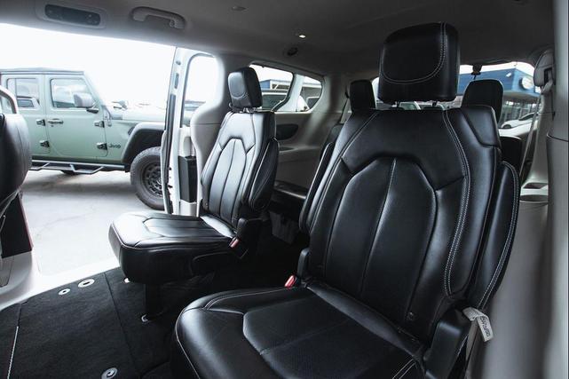 Photo of 2023 Bright White Clearcoat Chrysler Pacifica
