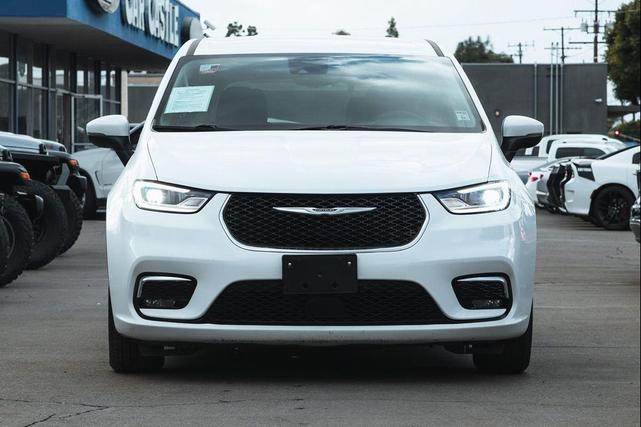 Photo of 2023 Bright White Clearcoat Chrysler Pacifica