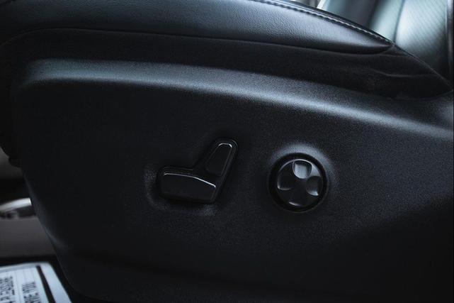 Photo of 2023 Bright White Clearcoat Chrysler Pacifica