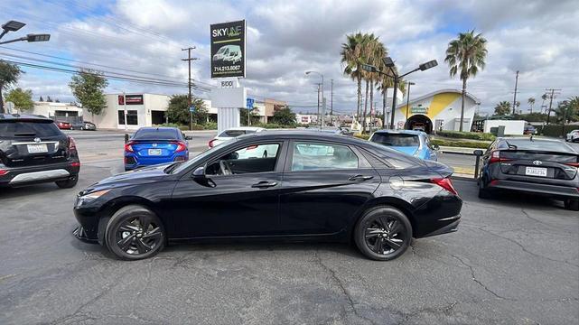 Photo of 2022 Phantom Black Hyundai ELANTRA