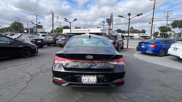 Photo of 2022 Phantom Black Hyundai ELANTRA