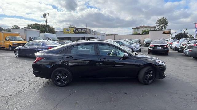 Photo of 2022 Phantom Black Hyundai ELANTRA