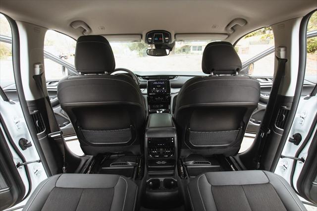 Photo of 2023 Bright White Clearcoat Jeep Grand Cherokee L