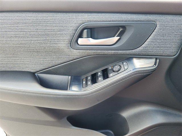 Photo of 2022 Super Black Nissan Rogue