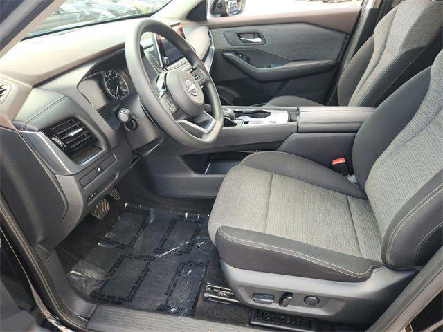 Photo of 2022 Super Black Nissan Rogue