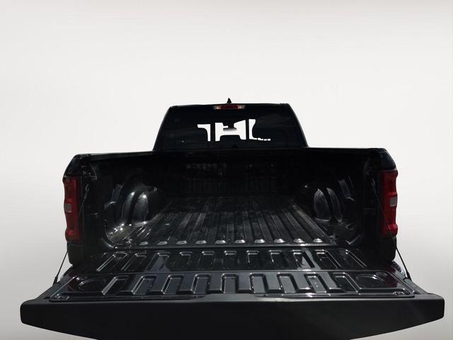 Photo of 2025 Diamond Black Crystal Pearlcoat RAM 1500